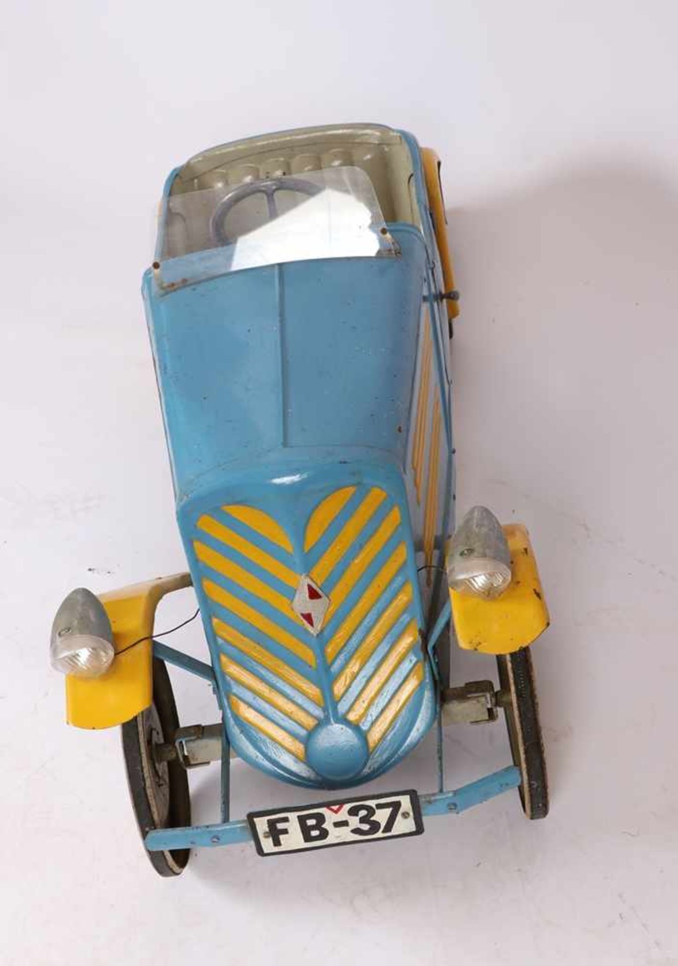 Tretauto, 1920-30, Modell BorgwardHandgefertig aus Blech, hellblau und gelb lackiert. Cabriolet - Bild 3 aus 4