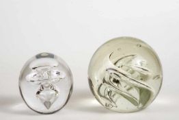 2 Paperweights, u.a. Studio Ahus, Schweden 1982Farbloses Glas innen mit eingezogener Spirale, bzw.