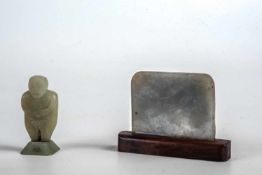 Kleine Bildtafel und kleine Figur aus JadeAuf einem Sockel montierte Tafel mit geschnittenem