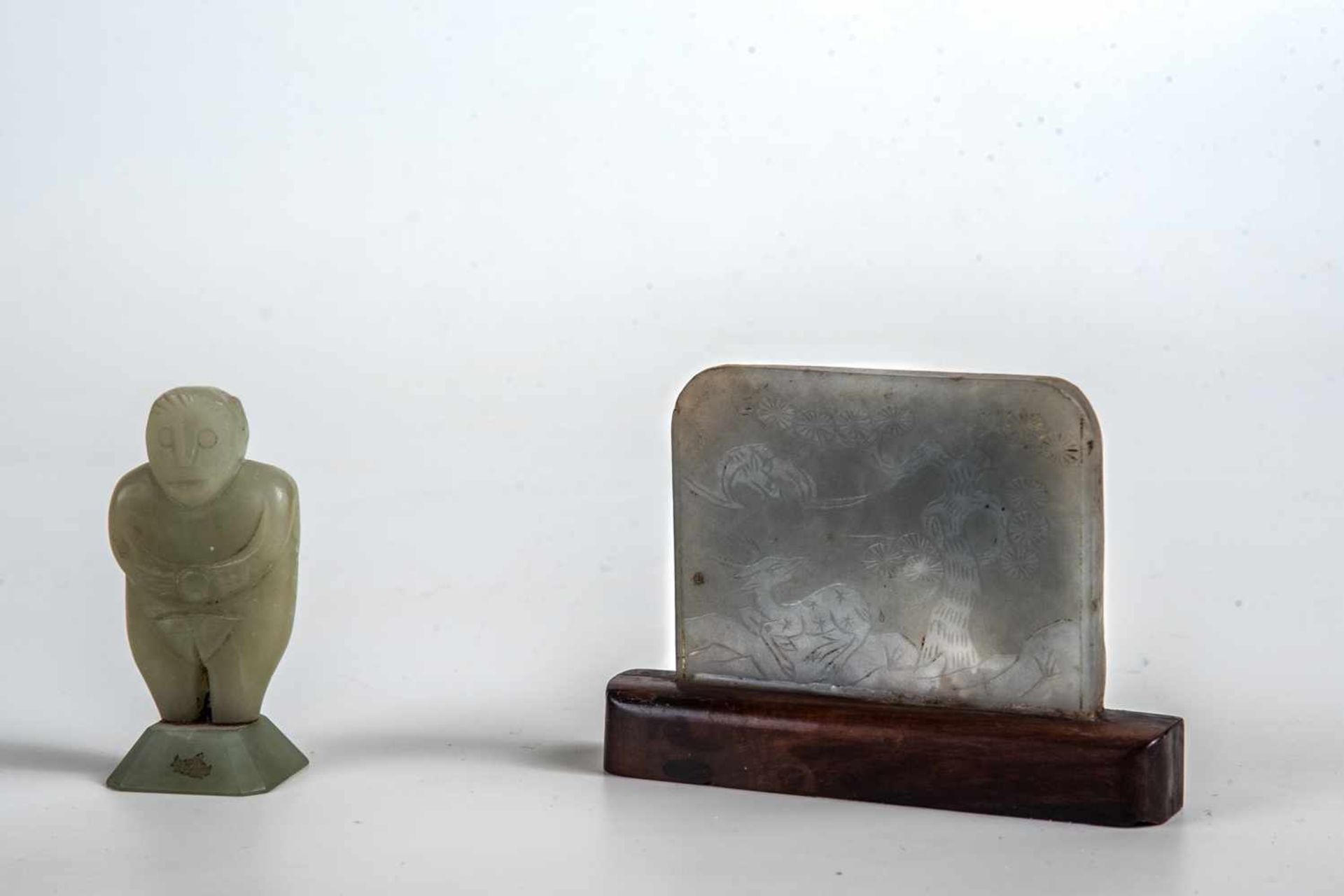Kleine Bildtafel und kleine Figur aus JadeAuf einem Sockel montierte Tafel mit geschnittenem