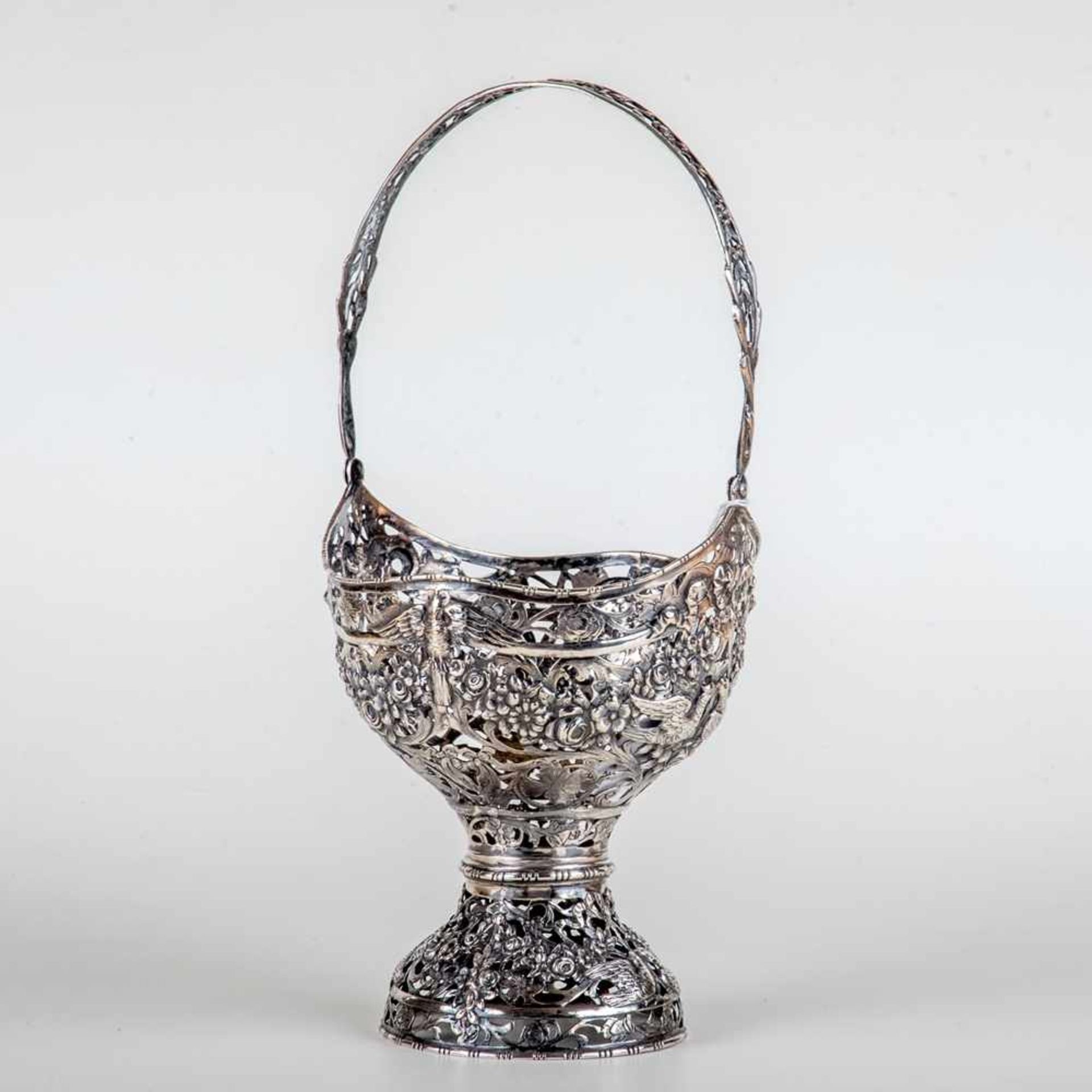 Gebäckkörbchen, deutsch um 1890800er Silber. Hochgewölbter floral durchbrochener Fuß mit Taubenpaar,