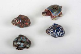 4 Miniaturkröten, Cloisonne-Email, ChinaMessing. Floraldekor aus polychromem Cloisonne-Email. 1