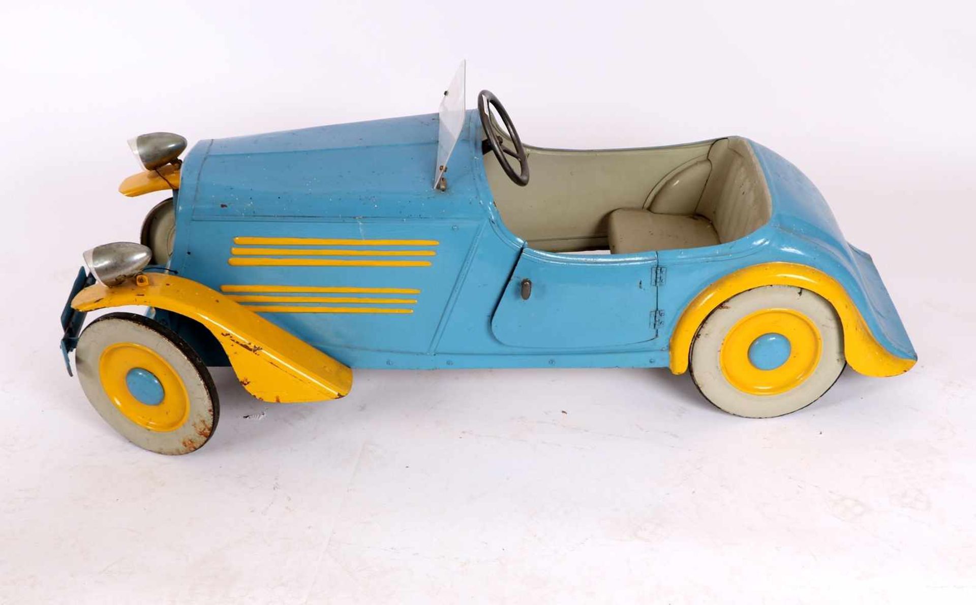 Tretauto, 1920-30, Modell BorgwardHandgefertig aus Blech, hellblau und gelb lackiert. Cabriolet