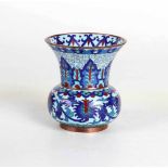 Cloisonne-Vase, ChinaMessing. Auf hellblauem Fond vegetabile Ornamente in Cloisonne-Technik.