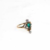 Jugendstil Ring mit Smaragd und Diamanten585er Gelbgold. Schmale Ringschiene mit herzförmigem