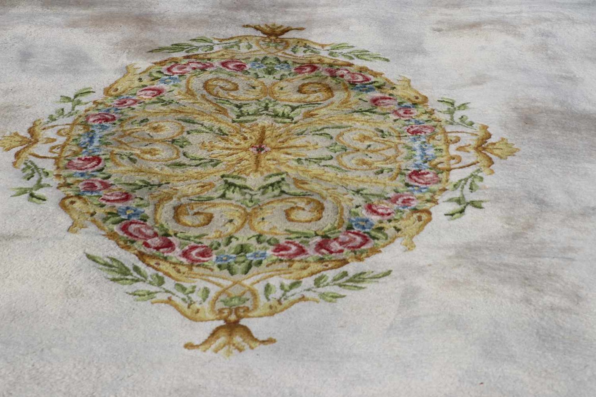 Großer Teppich, AubussonWolle, leicht fleckig, 650 x 380 cm. - Bild 2 aus 3