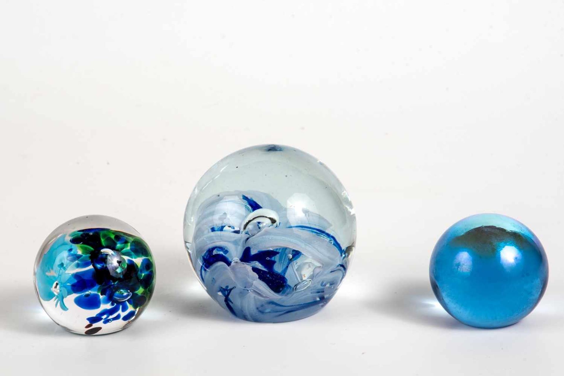 3 Paperweights, wohl ItalienFarbloses Glas mit großer eingestochener Luftblase und wolkigen