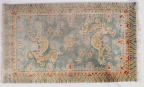 Teppich, ChinaWolle, heller Grund mit Drachenmuster, 160 x 94 cm.