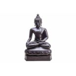 Buddha ShakyamuniBronze, dunkelbraun patiniert. Auf ovalem Lotossockel sitzender Buddha. H.: 56 cm,