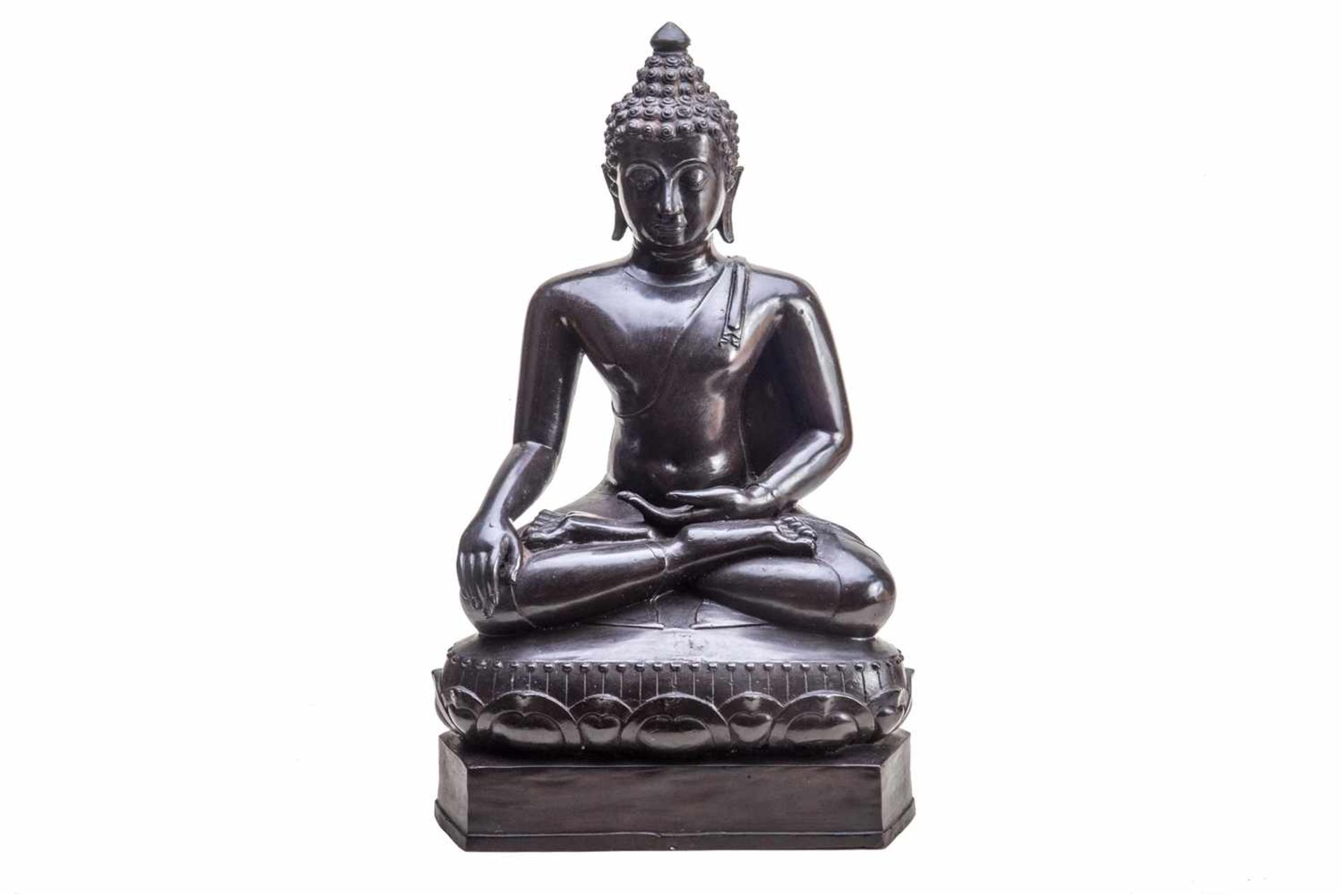 Buddha ShakyamuniBronze, dunkelbraun patiniert. Auf ovalem Lotossockel sitzender Buddha. H.: 56 cm,