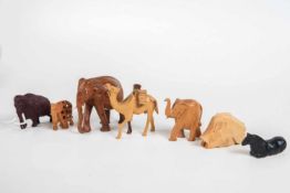 Konvolut exotischer TiereTeils Holz geschnitzt, glasierter Ton. 4 Elefanten, Kamel, Warzenschwein,