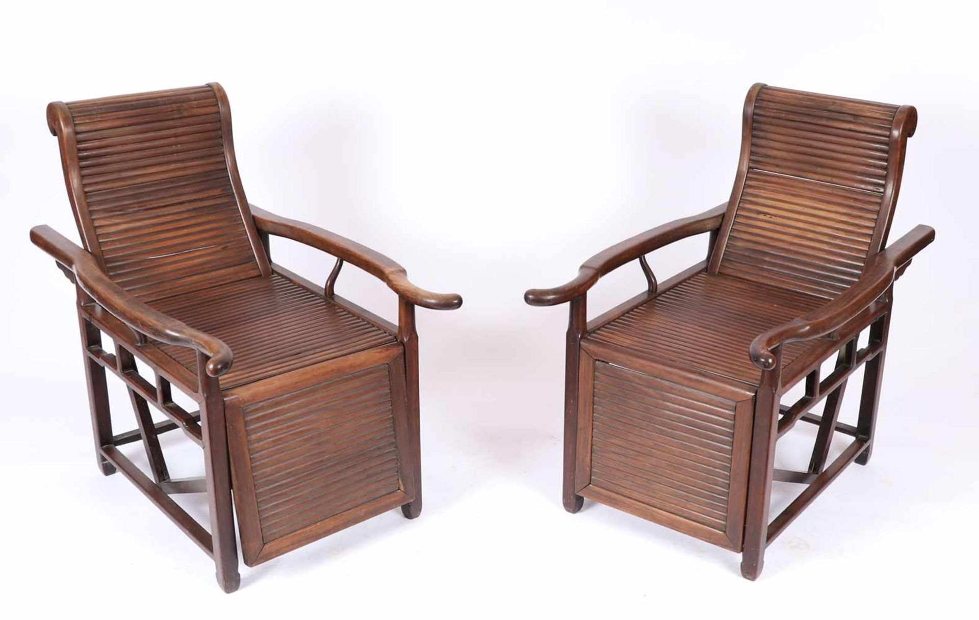 Ein Paar Liegestühle, ChinaWohl um 1920, aus schwerem Hartholz. Armlehnsessel mit automatischer - Bild 2 aus 2
