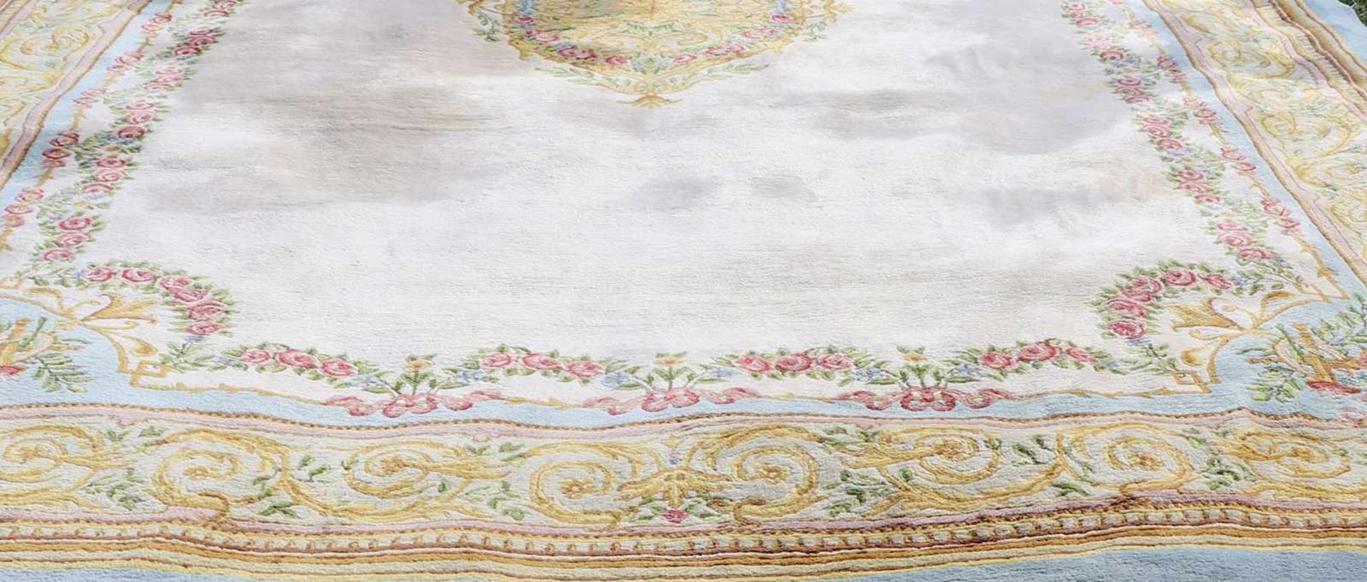 Großer Teppich, AubussonWolle, leicht fleckig, 650 x 380 cm. - Bild 3 aus 3