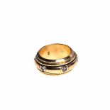 Piaget-Ring 750er Gelbgold mit 6 Brillanten je ca. 0,25 ct., drehbarer Mittelteil. Gew.: 19,29 g.