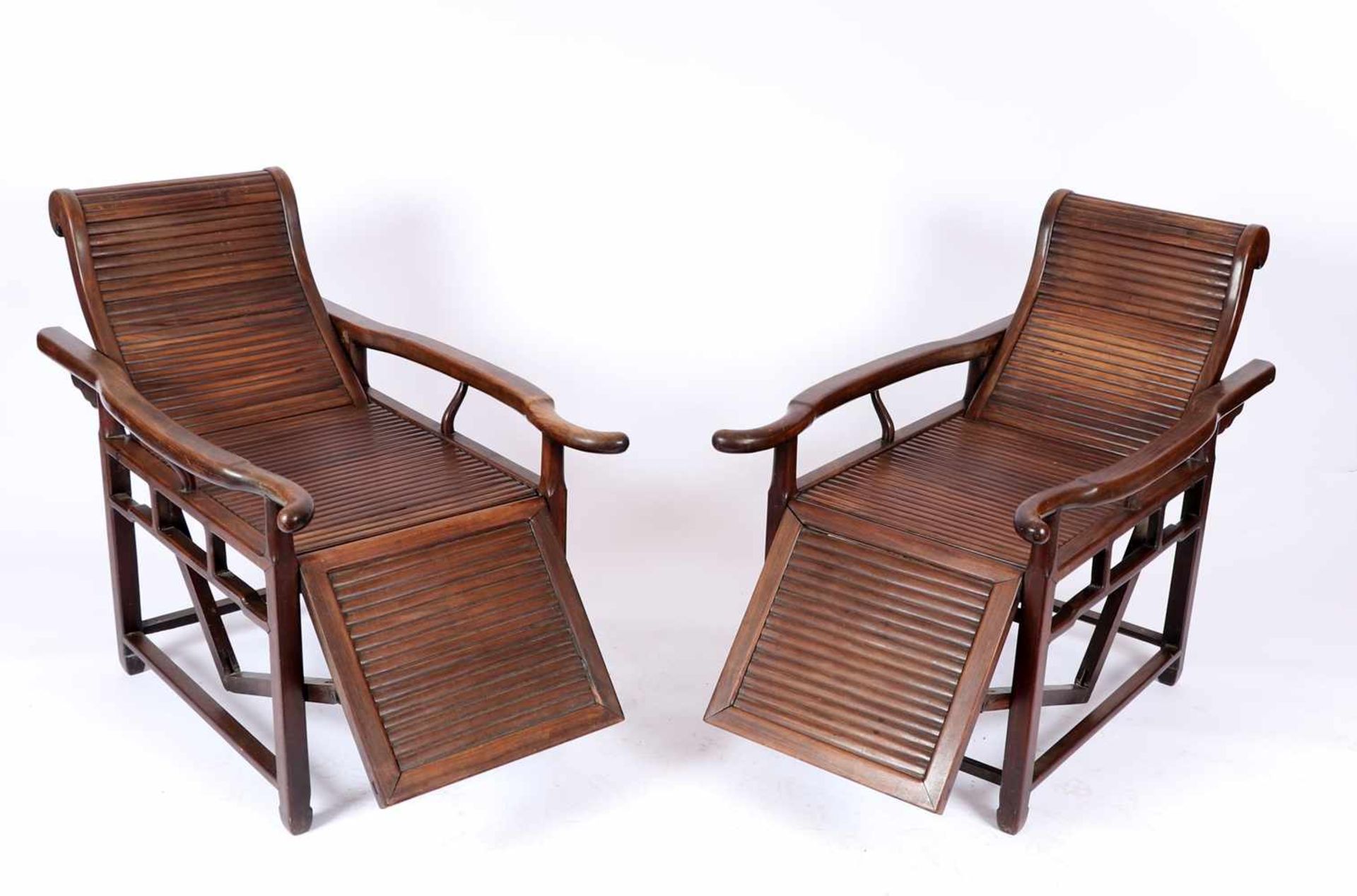 Ein Paar Liegestühle, ChinaWohl um 1920, aus schwerem Hartholz. Armlehnsessel mit automatischer