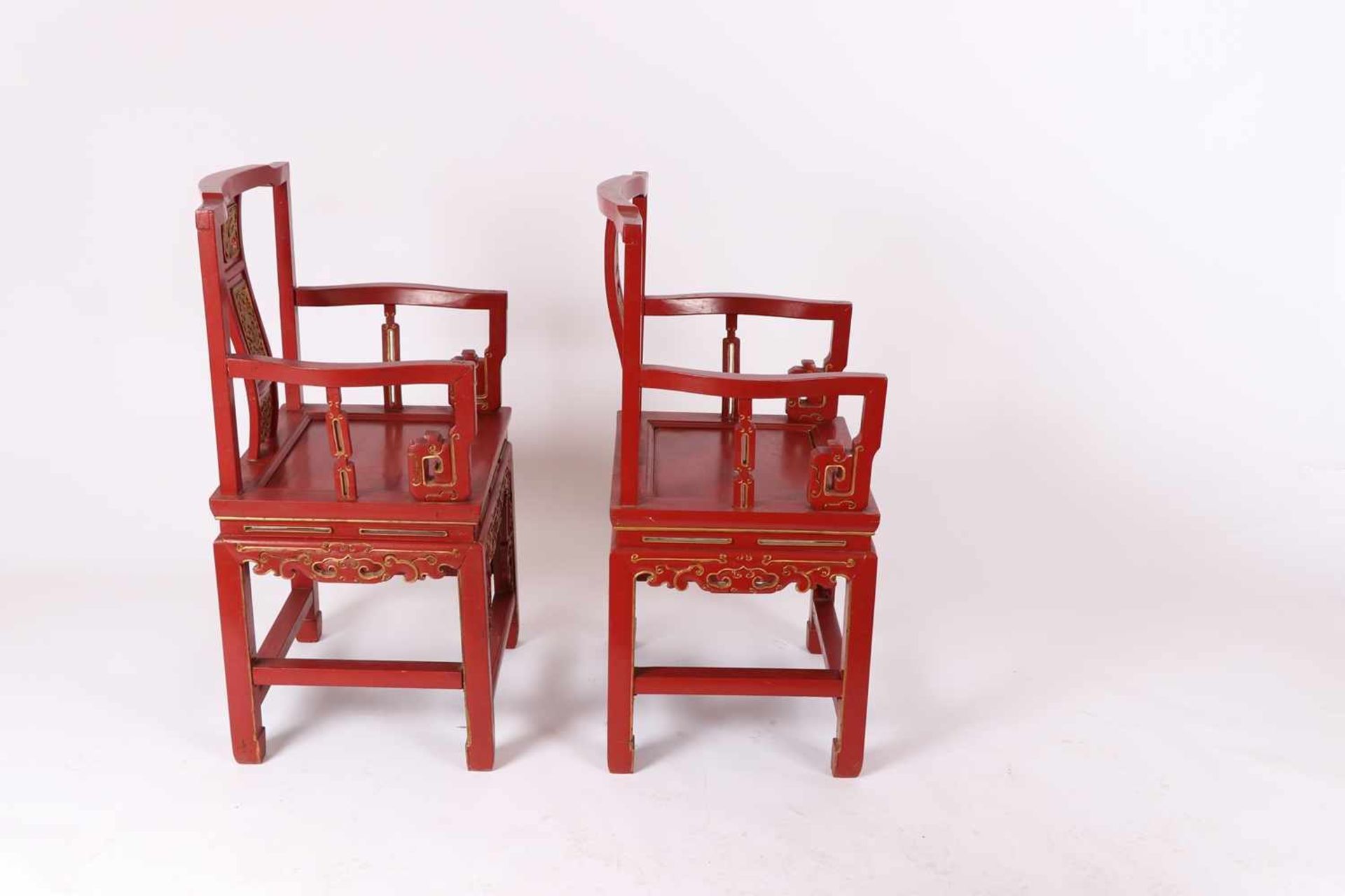 Paar Rotlack-Armlehnstühle, China um 1900Hartholz. Geschnitzte Elemente vergoldet. Armlehnen - Image 2 of 2