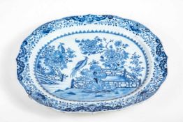 Große ovale Platte, China Kangxi (1662-1722)Porzellan, blau mit floraler- und Vogelmalerei.