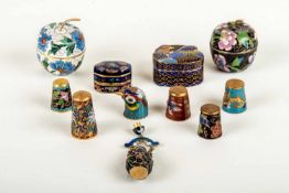 Cloisonne-Fingerhüte und Döschen, ChinaMessing, polychromes Cloisonne-Email. 6 Fingerhüte 2