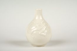 Kleine Vase, Royal Kopenhagen um 1940Porzellan weiss, Wandung mit Relief, Manufakurmarke sowie