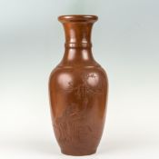 Große Vase , ChinaFeinkeramik rot-braun. Schauseite mit einem Mann sich auf einem Baum abstützend,