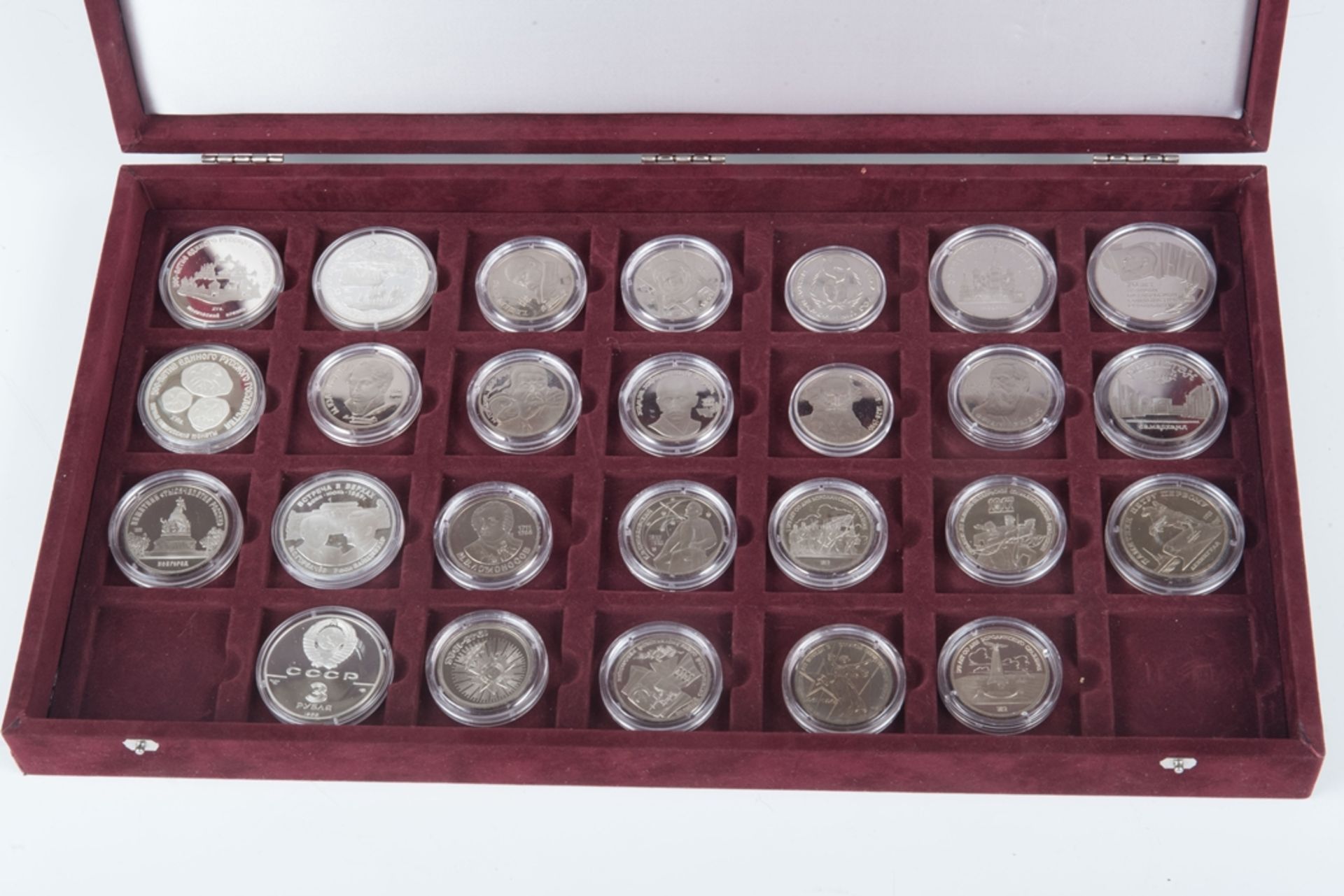 26 Gedenkmünzen 1000 Jahre Rußlandin einem Sammelkasten.