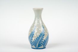 Vase SchwedenFeinkeramik, Bertil Vallien für Gefle Upsala.H.: 18,5 cm. Monogr. BV und Blindmarke.