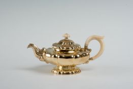 Biedermeier Teekanne13 Lot, Silber, vergoldet mit Beingriff. Gew.: 317 g.