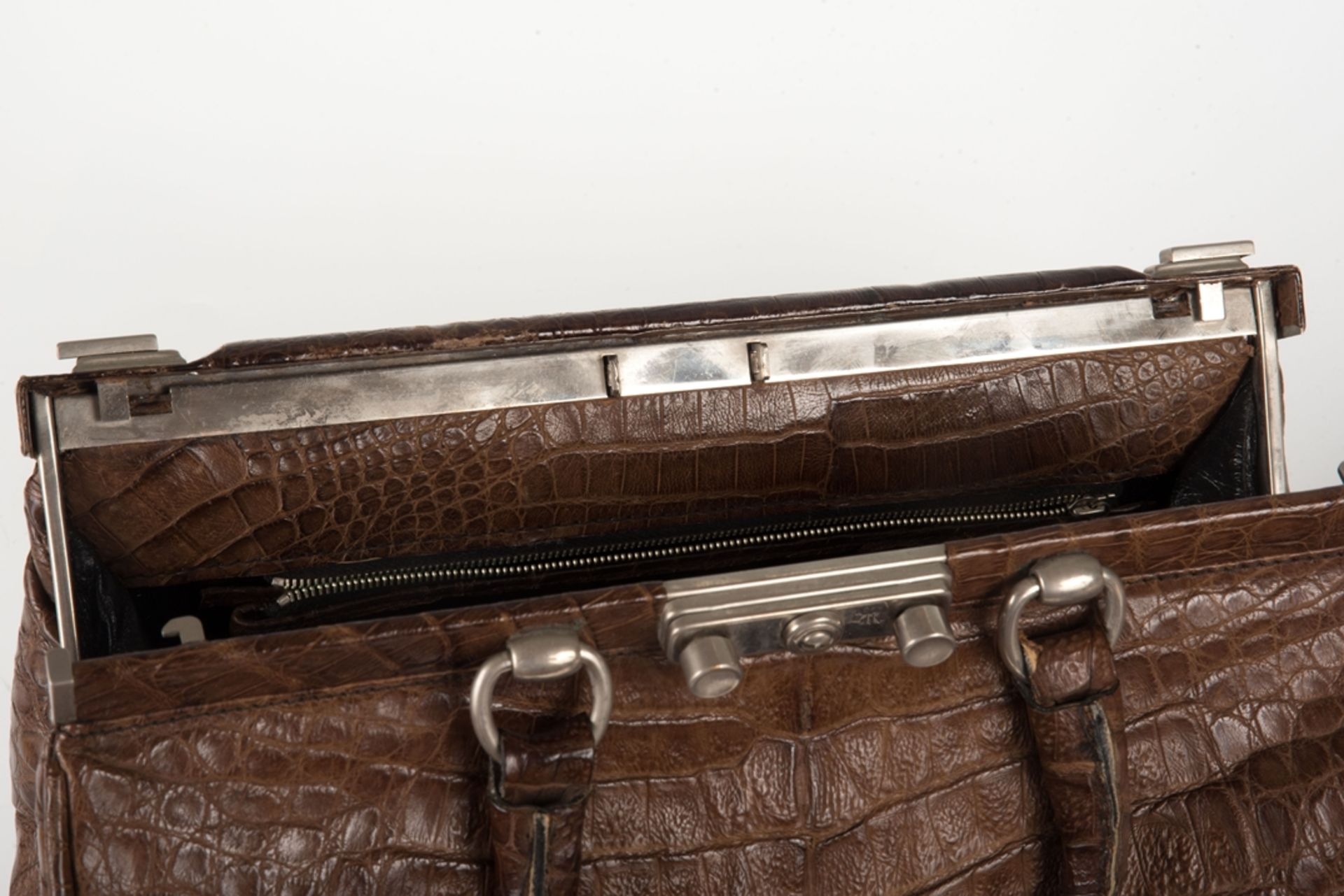 Große Handtasche um 1930Braunes Krokodilleder. Rechteckige, sich nach oben verjüngende Form. - Bild 2 aus 2