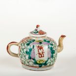 Teekännchen, China 18. Jh.Porzellan, polychrom mit bewegten Zweigen, Wolken und zwei Schmetterlingen