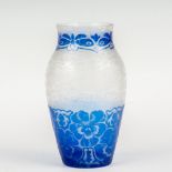 Jugendstil VaseFarbloses Glas, geätzt mit blauem Überfang.Breite Bordüre mit Stiefmütterchen Blüten,