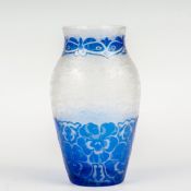 Jugendstil VaseFarbloses Glas, geätzt mit blauem Überfang.Breite Bordüre mit Stiefmütterchen Blüten,