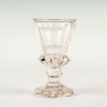 Pokalglas um 1840Farbloses Glas, Schliff und Schnitt. Massiver achtpassiger Fuß, auf der