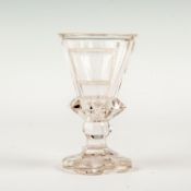 Pokalglas um 1840Farbloses Glas, Schliff und Schnitt. Massiver achtpassiger Fuß, auf der