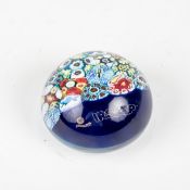 Paperweight, MuranoLeicht gedrückte kugelige Form Millefiori-Dekor mitWerbung. Unterseite mit