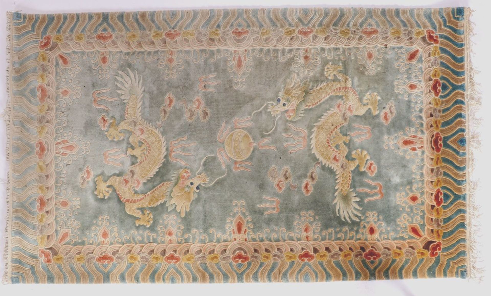 Teppich ChinaWolle, heller Grund mit Drachenmuster, 160 x 92 cm.