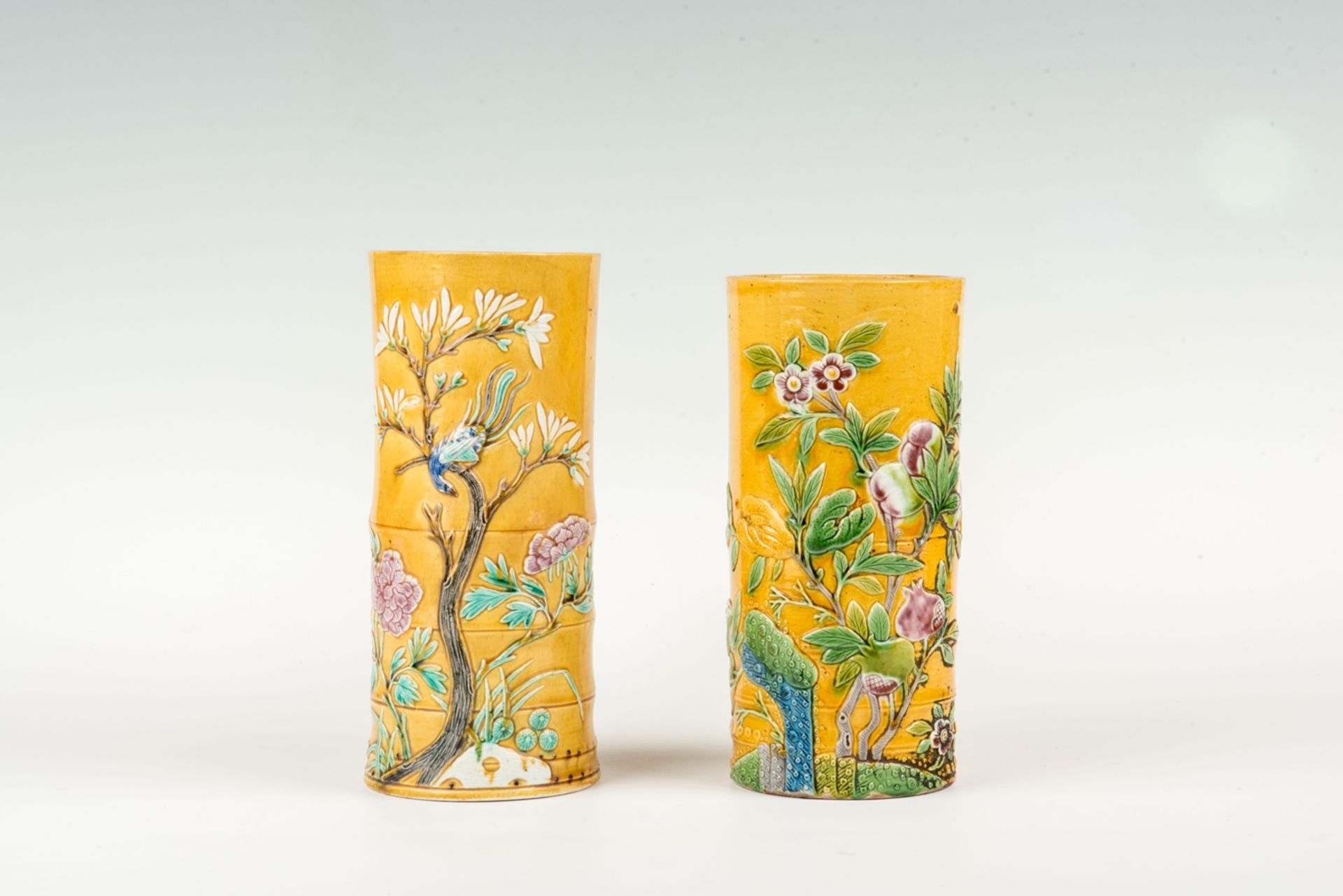 Ein Paar Hutständer, China 19.Jh.Wandung in Bambusform mit floralen Gartenmotiven. H.: 27 cm und