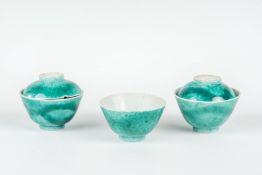 Drei Koppchen und zwei Deckel, China 18./19.Jh.Porzellan. Mit grüner Glasur. Ein Koppchen mit