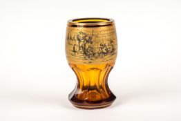 Pokal mit mittelalterlicher SzeneBernsteinfarbenes Glas, facettierter Fuß, gebauchter Korpus,