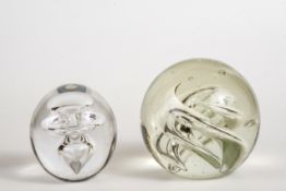 2 Paperweights, u.a. Studio Ahus, Schweden 1982Farbloses Glas innen mit eingezogener Spirale, bzw.