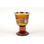 Pokal mit Watteau SzeneBernsteinfarbenes Glas, facettierter Fuß, gebauchter Korpus, mattvergoldet,