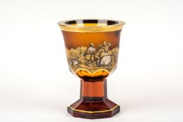 Pokal mit Watteau SzeneBernsteinfarbenes Glas, facettierter Fuß, gebauchter Korpus, mattvergoldet,