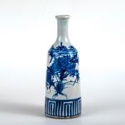 Vase Japan, Ende 19. Jh.Keramik. Keulenförmiger Korpus blau bemalt auf weißem Grund. Unter dem Stand