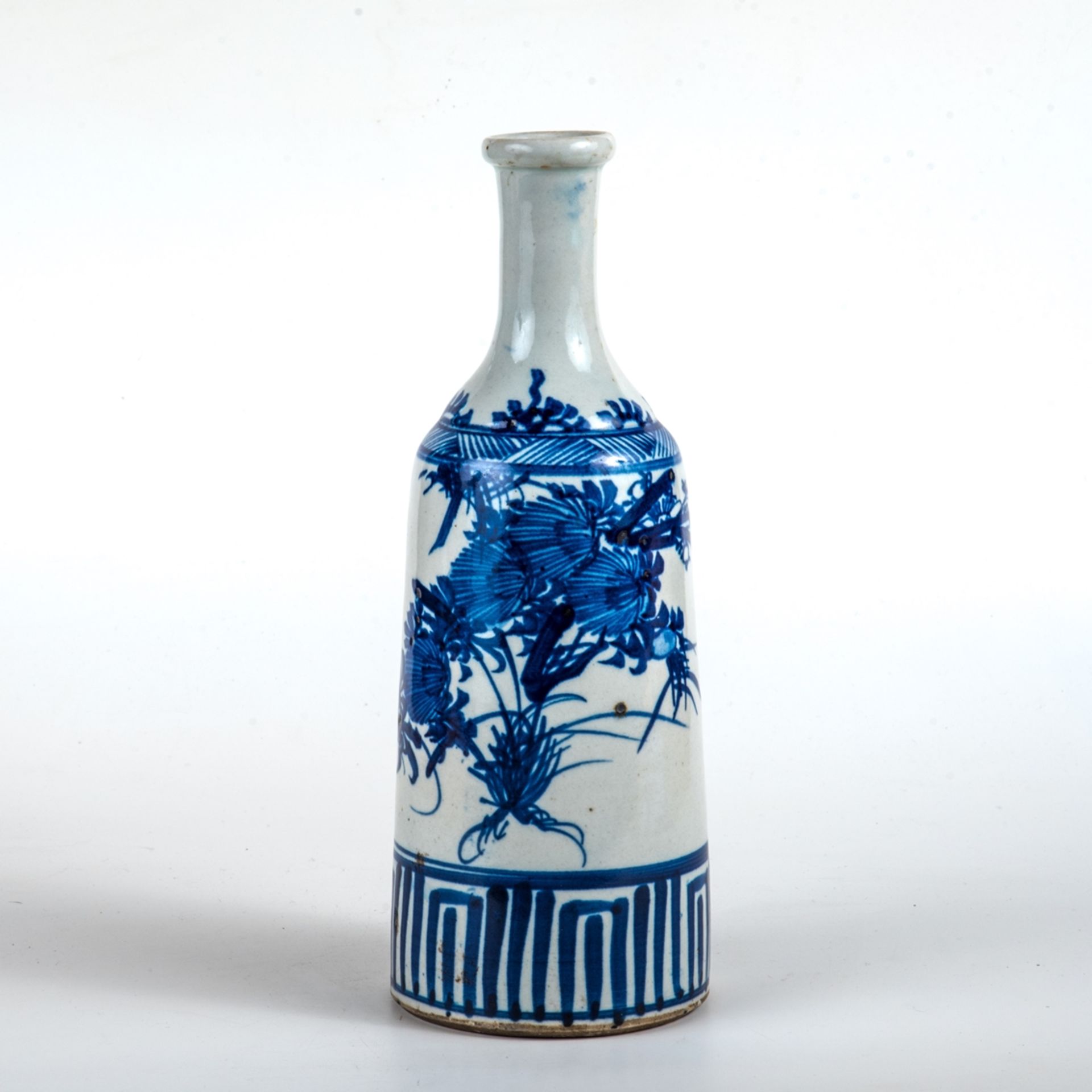 Vase Japan, Ende 19. Jh.Keramik. Keulenförmiger Korpus blau bemalt auf weißem Grund. Unter dem Stand