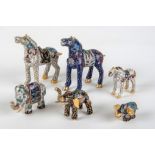 6 Cloisonne-Miniaturfiguren, China3 Elefanten, 3 Pferde, Messing, auf weißem und blauem Fond
