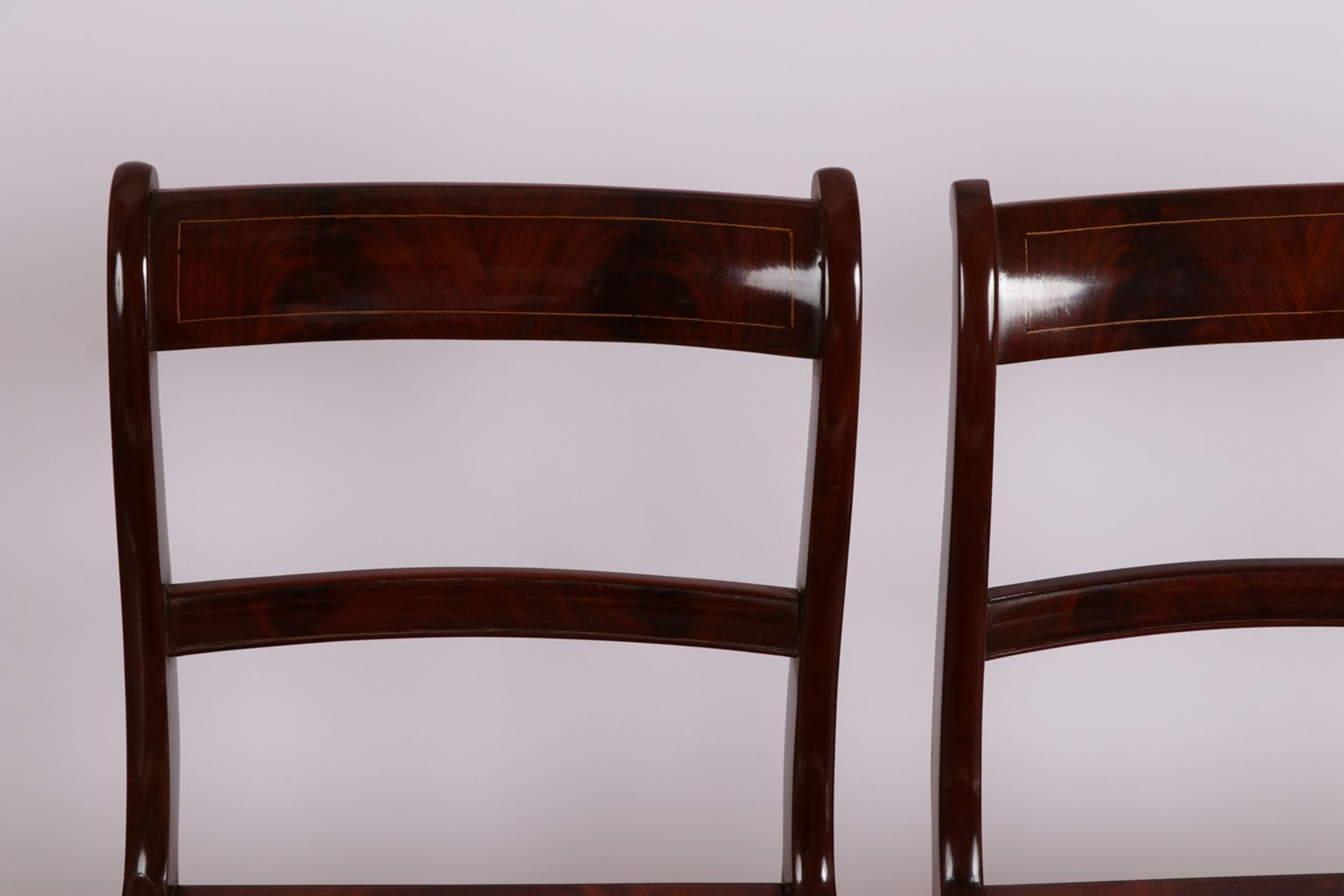 4 BiedermeierstühleMahagoni, Sitzfläche mit Rohrgeflecht, Rückenlehne mit Fadenintarsien. H.: 85 cm, - Bild 3 aus 3