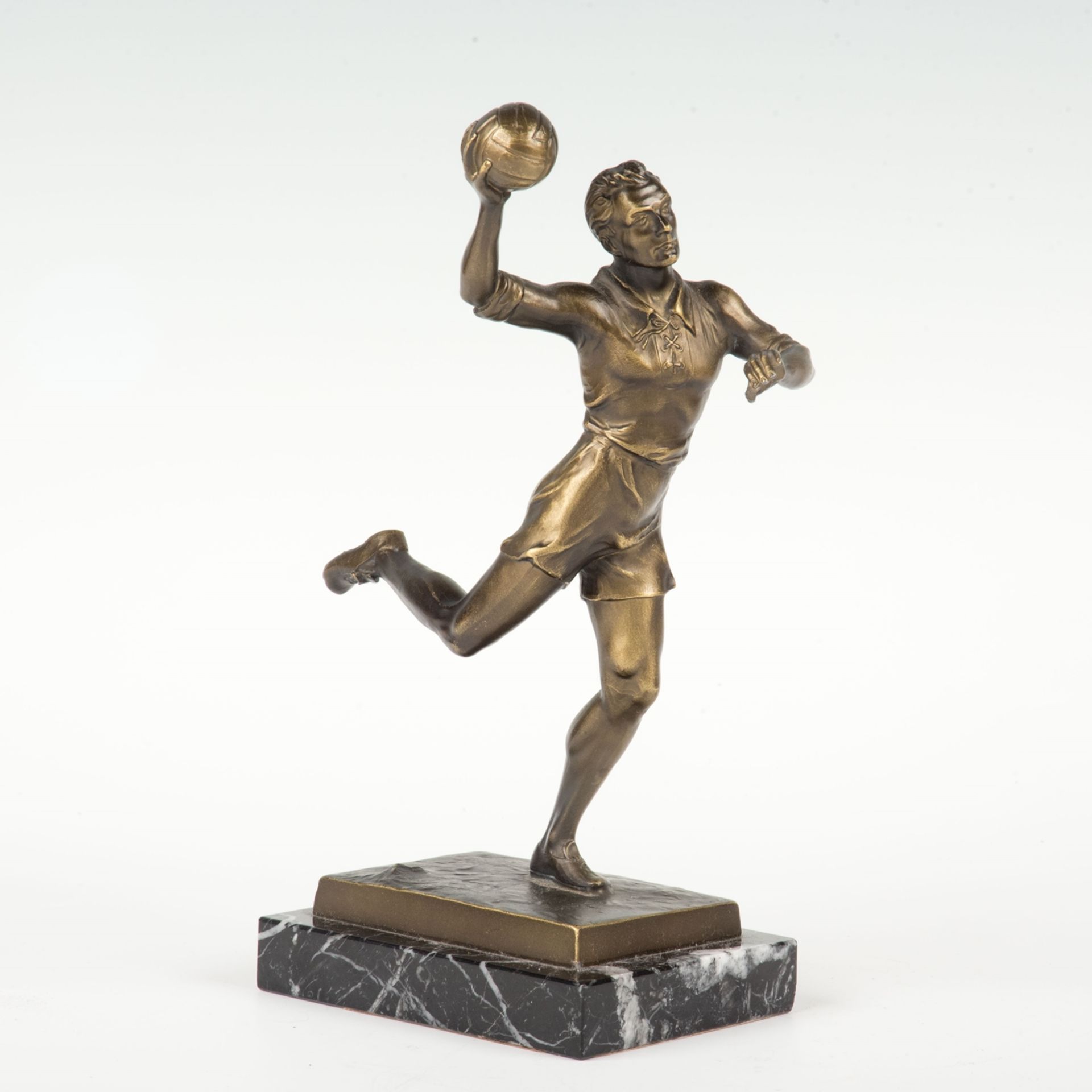 Skulptur Handballspieler, 1930er JahreZinkguss mit olivbrauner Patina. H.: ca. 26 cm. Unsigniert.