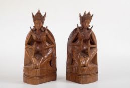 Balinesische Prieserinnen, Bali 20. Jh.,fein geschnitzte Figuren aus Sawo-Holz. H.: 37 cm.