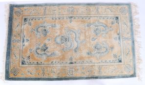 Teppich, ChinaWolle, heller Grund mit Drachenmuster, 160 x 94 cm.