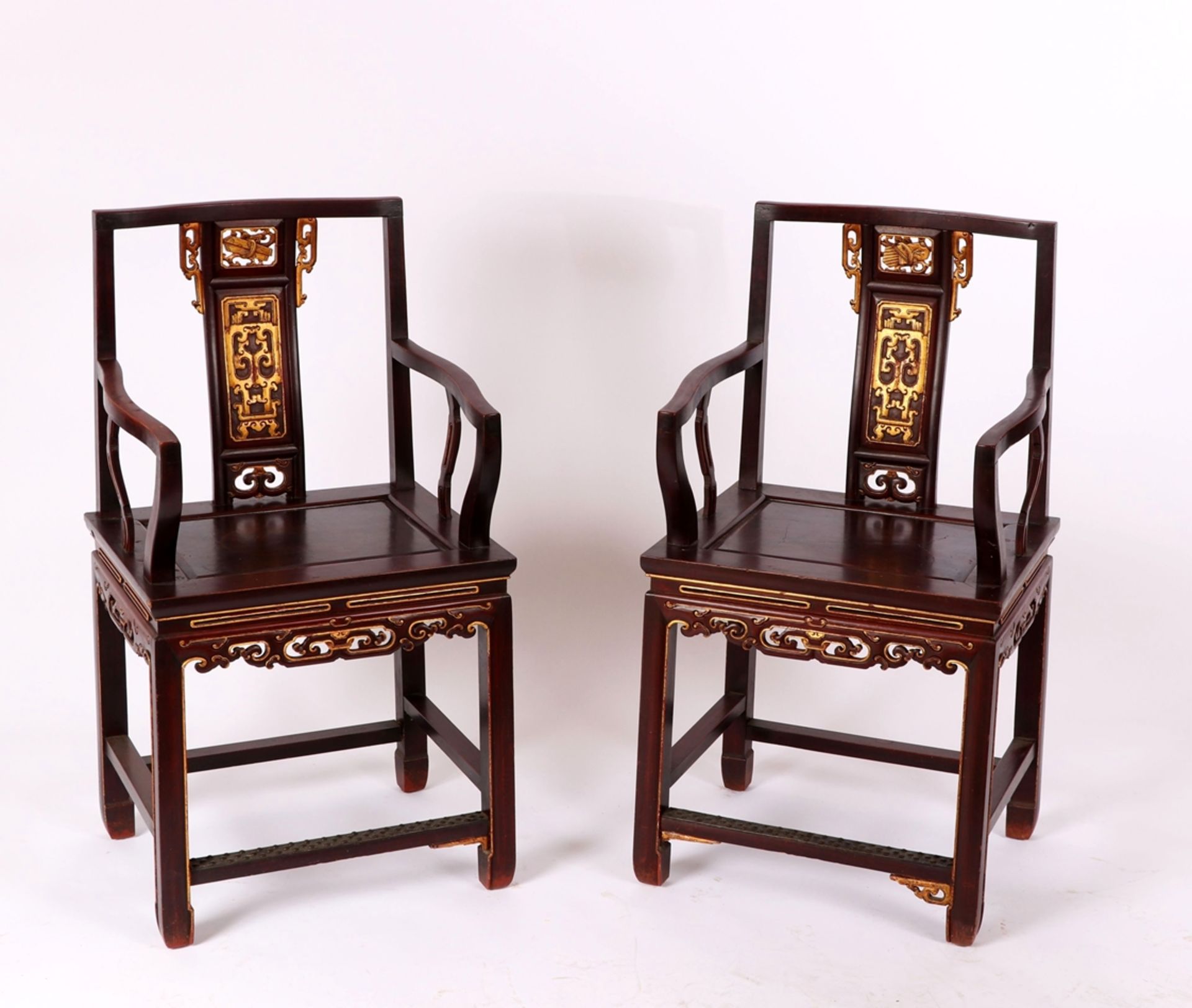 Paar Armlehnstühle, China um 1900Hartholz, braune Fassung, geschnitzte, vergoldete Elemente. Guter