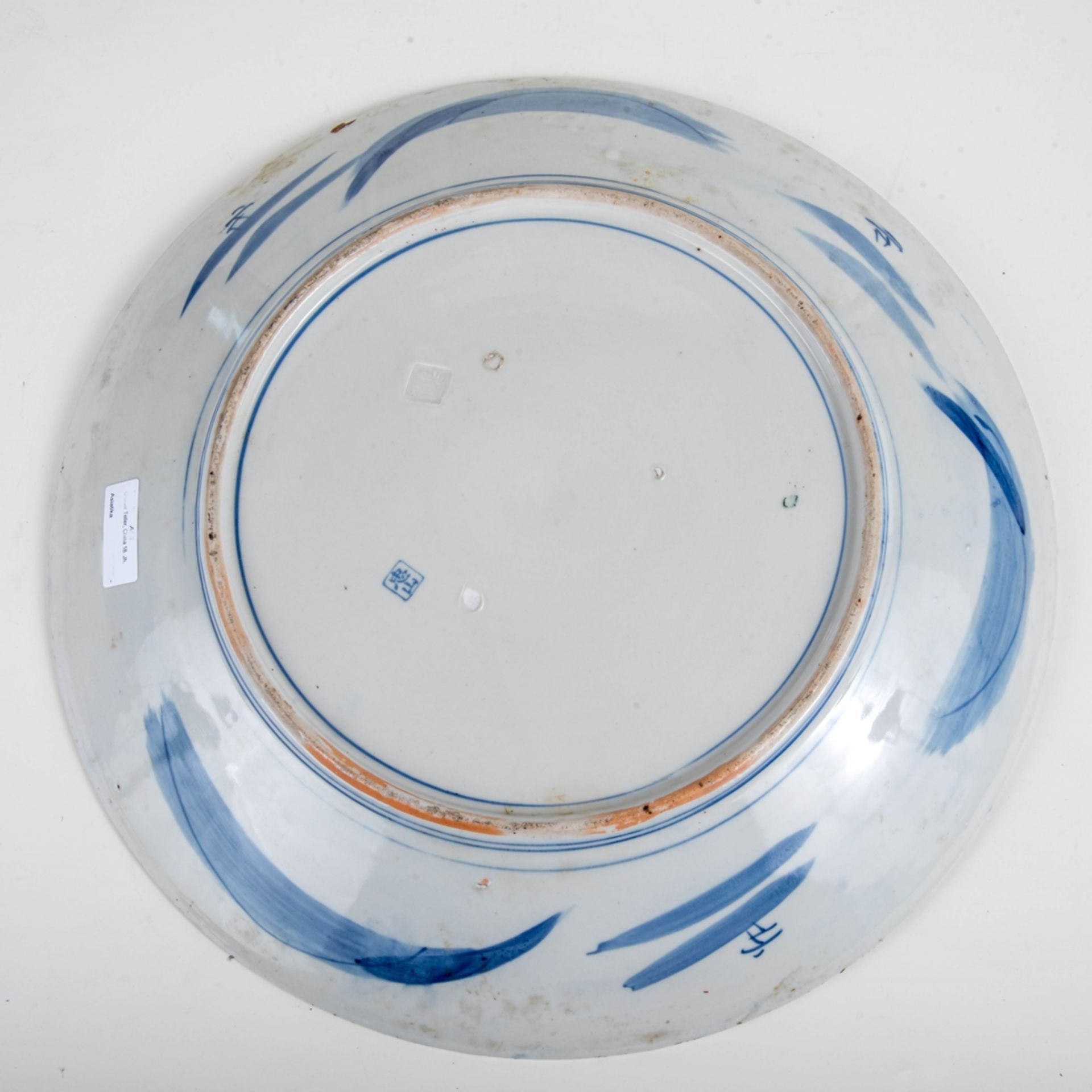 Großer Teller, China 18. Jh.Porzellan blau bemalt. Unterseite mit Pressmarke u. blauer Marke. - Bild 2 aus 2